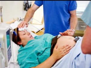 pregnant woman giving in labor