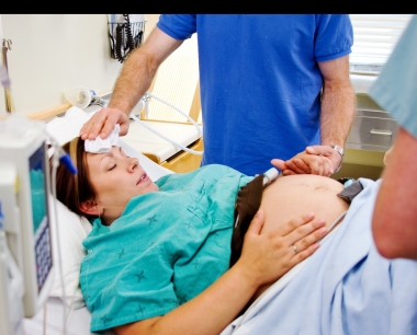 pregnant woman giving in labor
