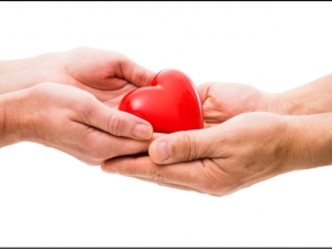 Person giving a heart figure to another person